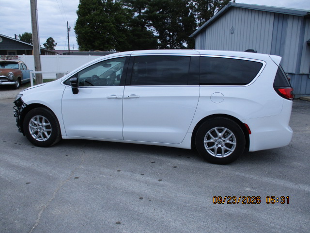 2024 Chrysler Pacifica Touring - photo 2
