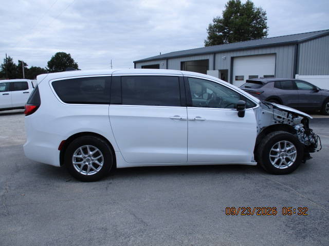 2024 Chrysler Pacifica Touring - photo 11