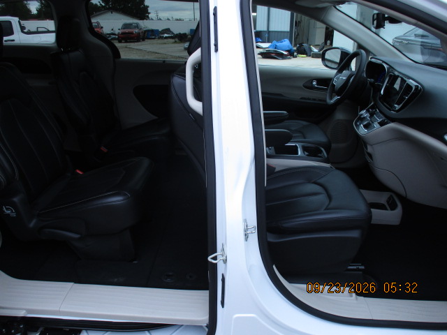 2024 Chrysler Pacifica Touring - photo 13
