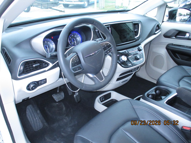 2024 Chrysler Pacifica Touring - photo 17