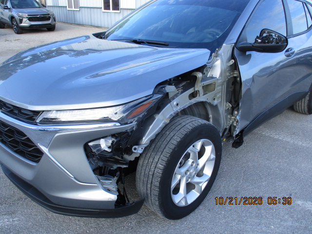 2025 Chevrolet Trax LS - photo 2