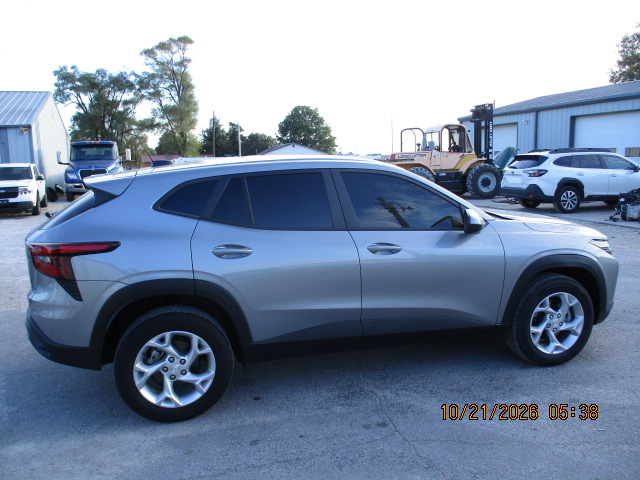 2025 Chevrolet Trax LS - photo 3