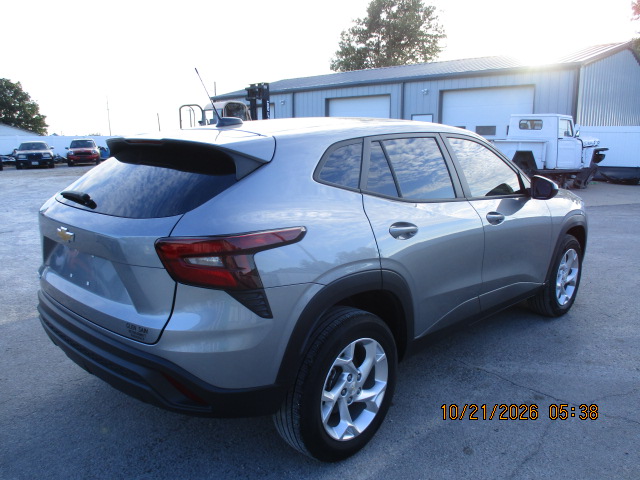 2025 Chevrolet Trax LS - photo 4