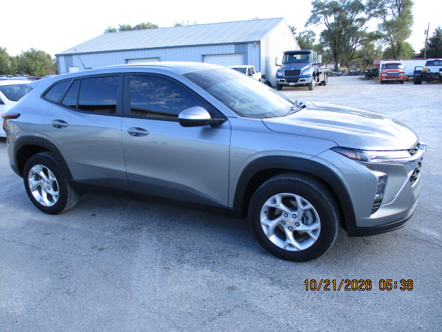 2025 Chevrolet Trax LS - photo 5