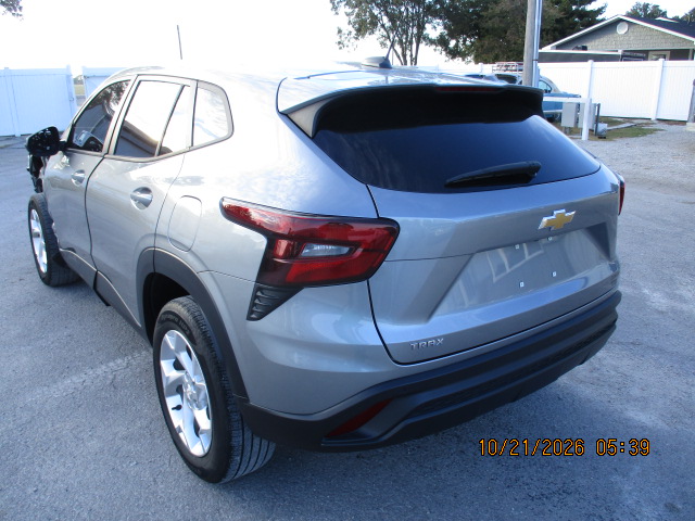 2025 Chevrolet Trax LS - photo 7