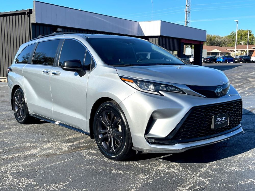 2023 Toyota Sienna - photo 2