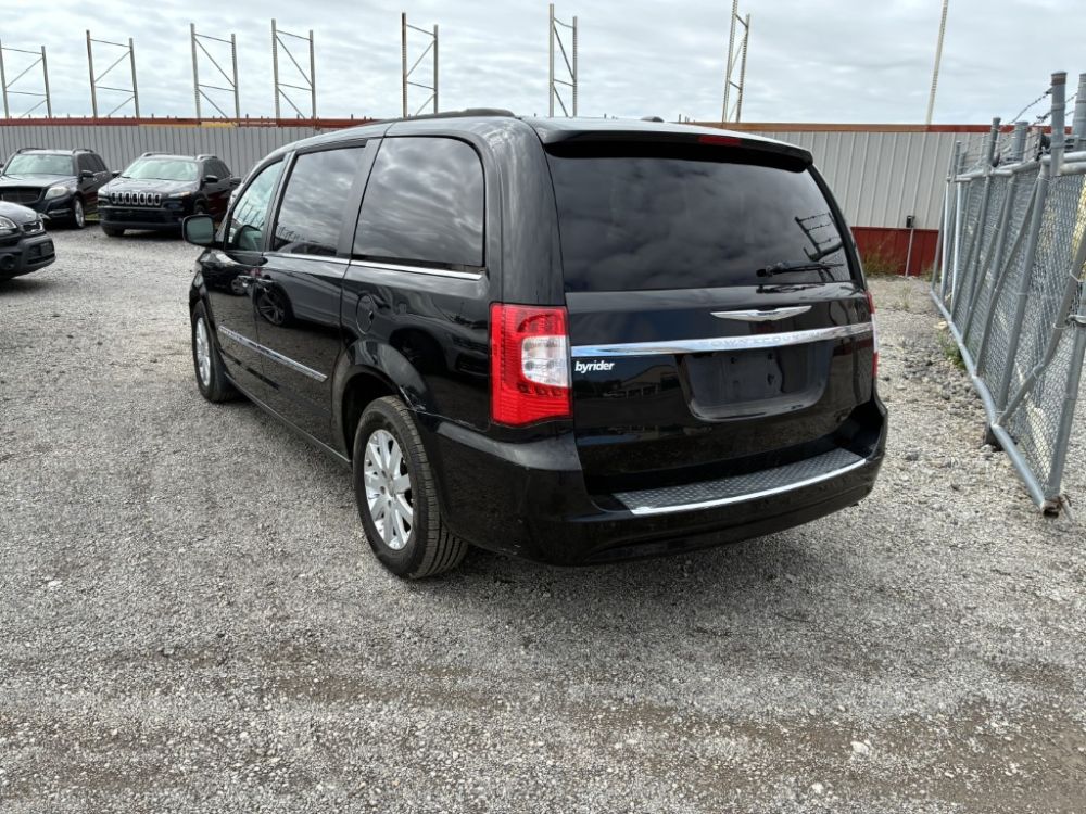2014 Chrysler TOWN AND COUNTRY - photo 3