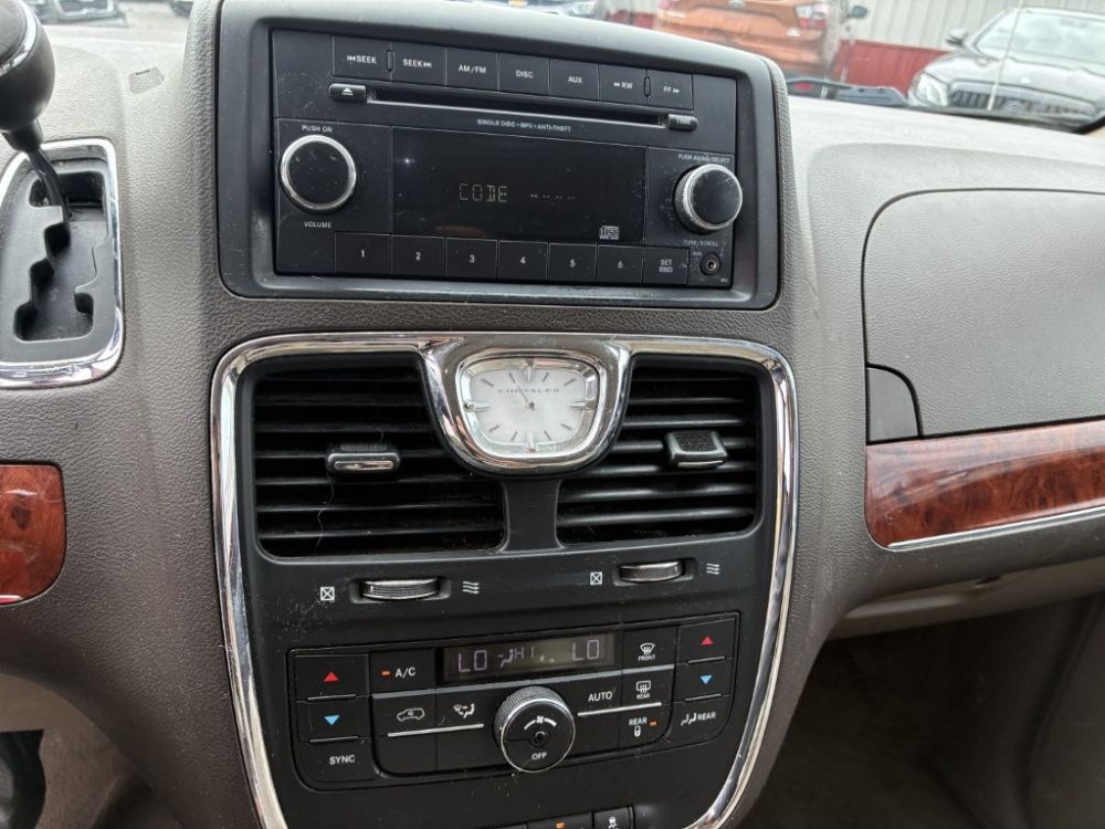 2014 Chrysler TOWN AND COUNTRY - photo 9