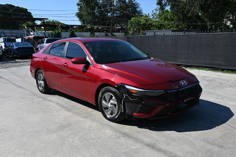2025 Hyundai Elantra - photo 2