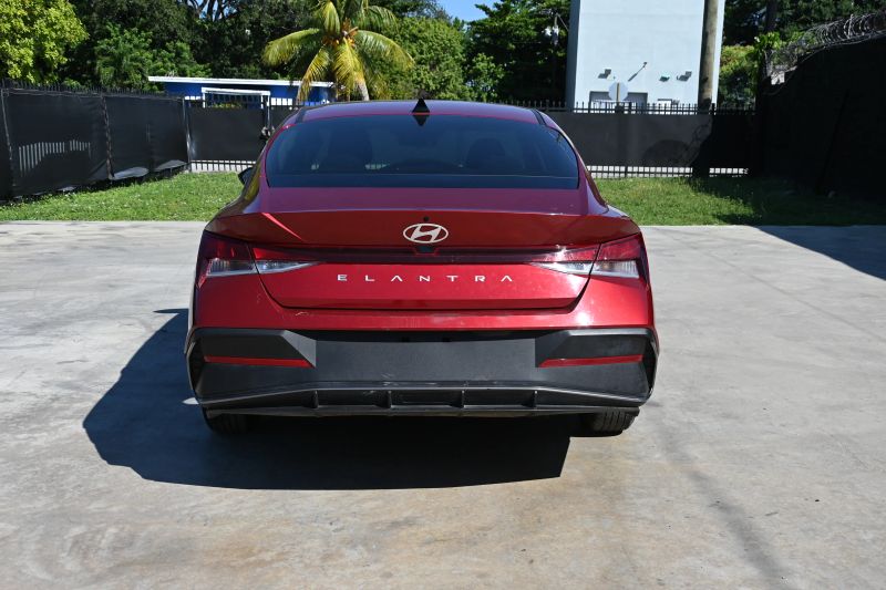 2025 Hyundai Elantra - photo 4