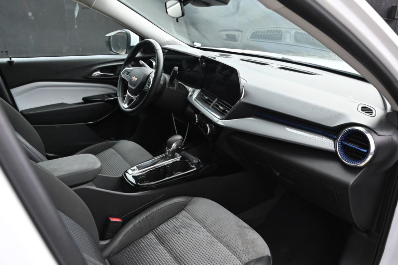 2025 Chevrolet Trax - photo 14