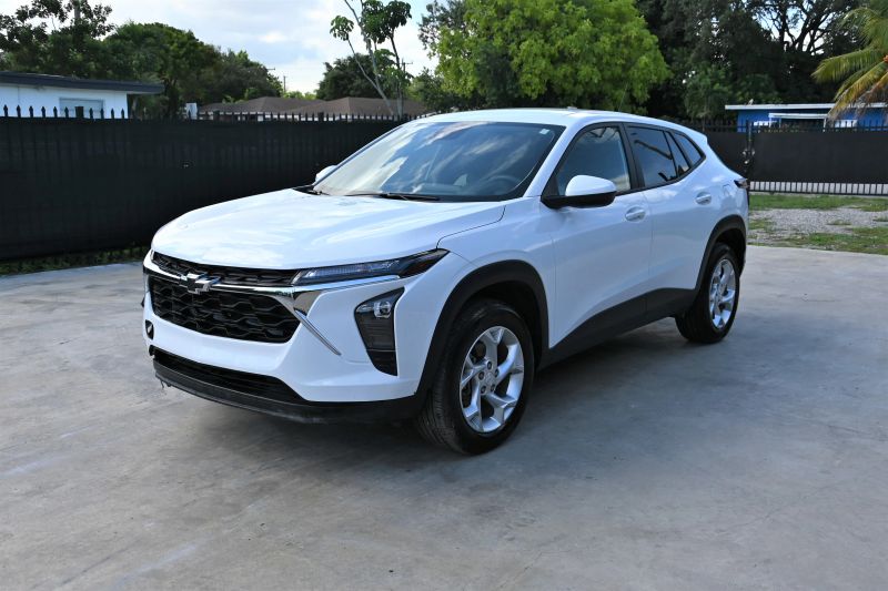 2025 Chevrolet Trax - photo 2