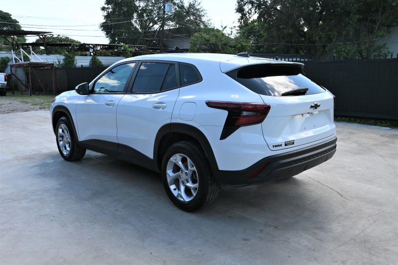 2025 Chevrolet Trax - photo 3
