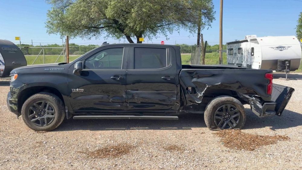 2024 Chevrolet Silverado - photo 2