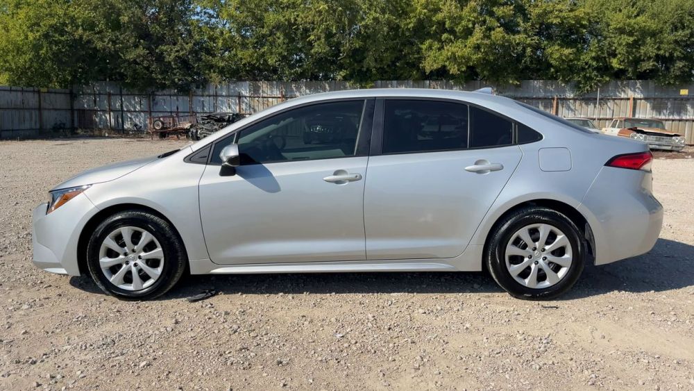 2025 Toyota Corolla - photo 2