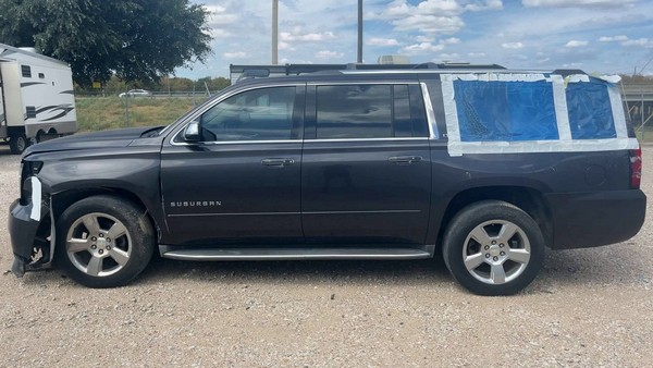 2016 Chevrolet Suburban - photo 2