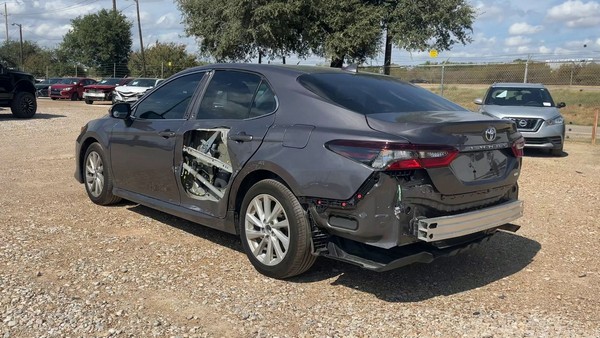 2022 Toyota Camry - photo 3
