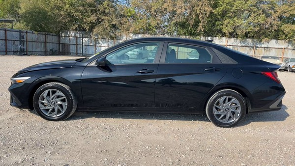 2024 Hyundai Elantra - photo 2