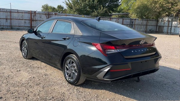 2024 Hyundai Elantra - photo 3