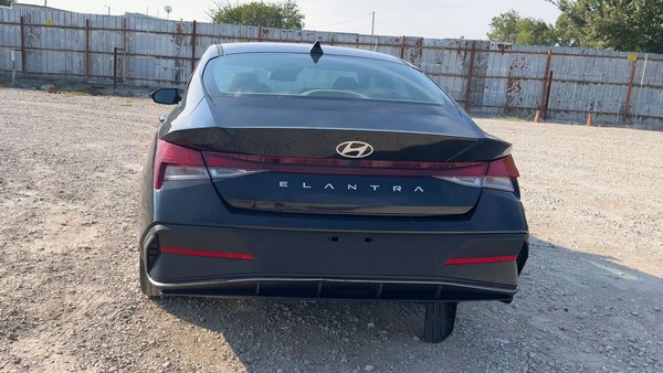 2024 Hyundai Elantra - photo 4
