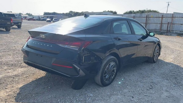 2024 Hyundai Elantra - photo 5