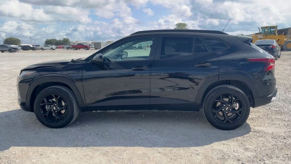 2025 Chevrolet TRAX FWD LT - photo 2
