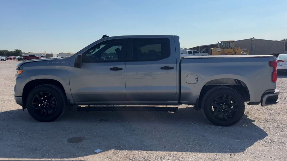 2025 Chevrolet Silverado - photo 2