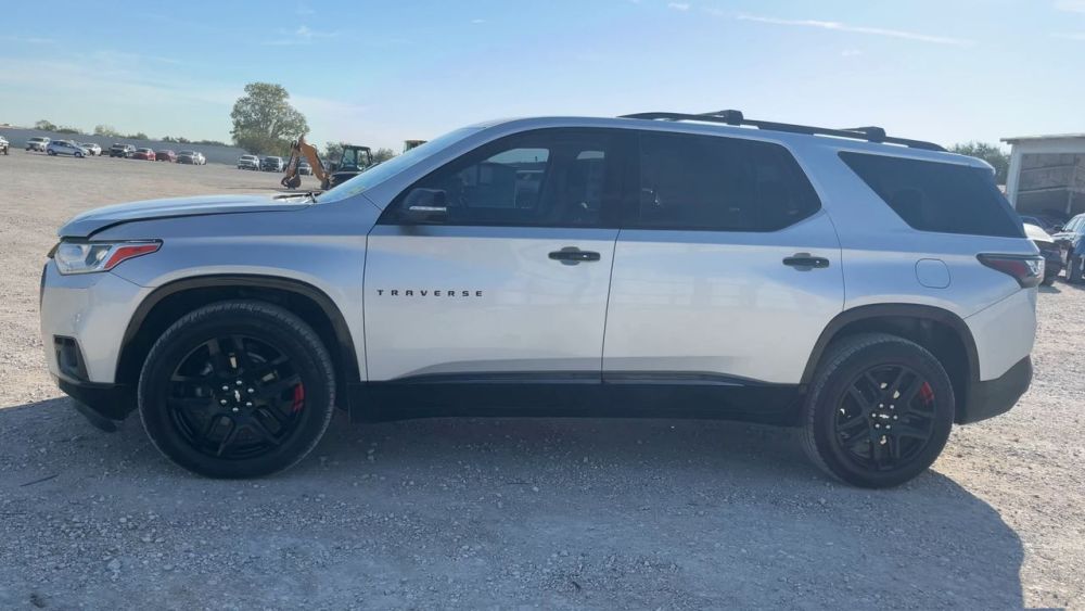 2021 Chevrolet Traverse - photo 2
