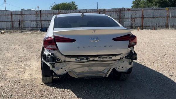 2019 Hyundai Elantra - photo 4