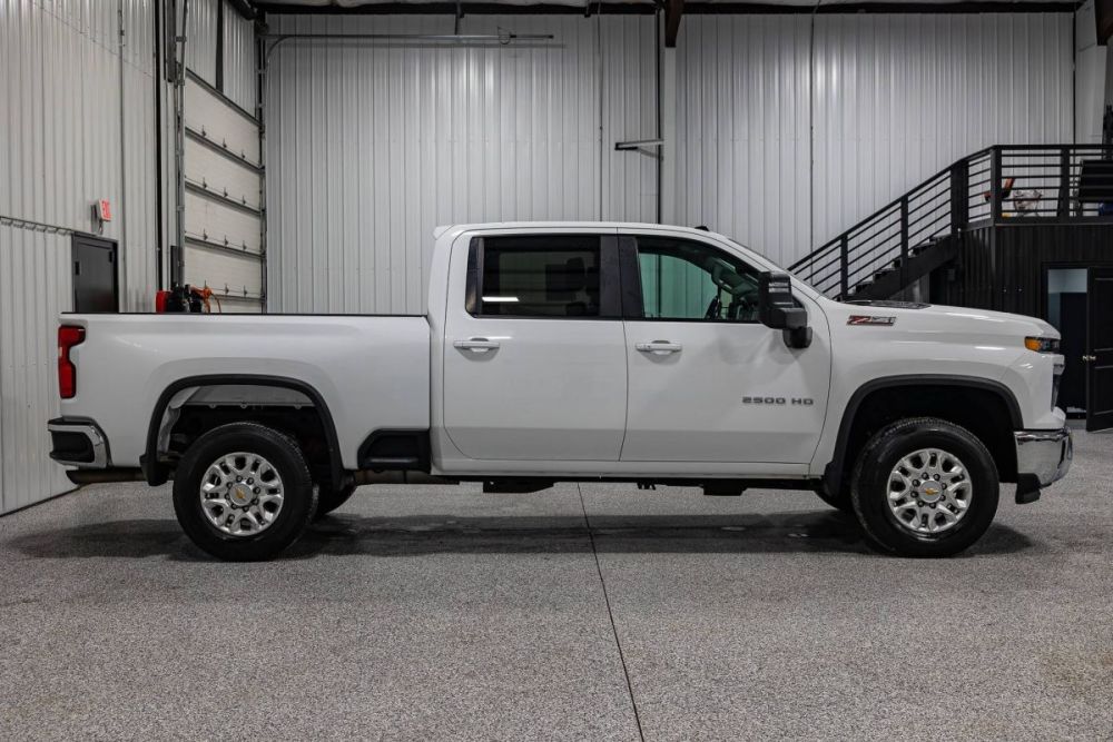 2024 Chevrolet Silverado 2500HD LT 4WD - photo 2