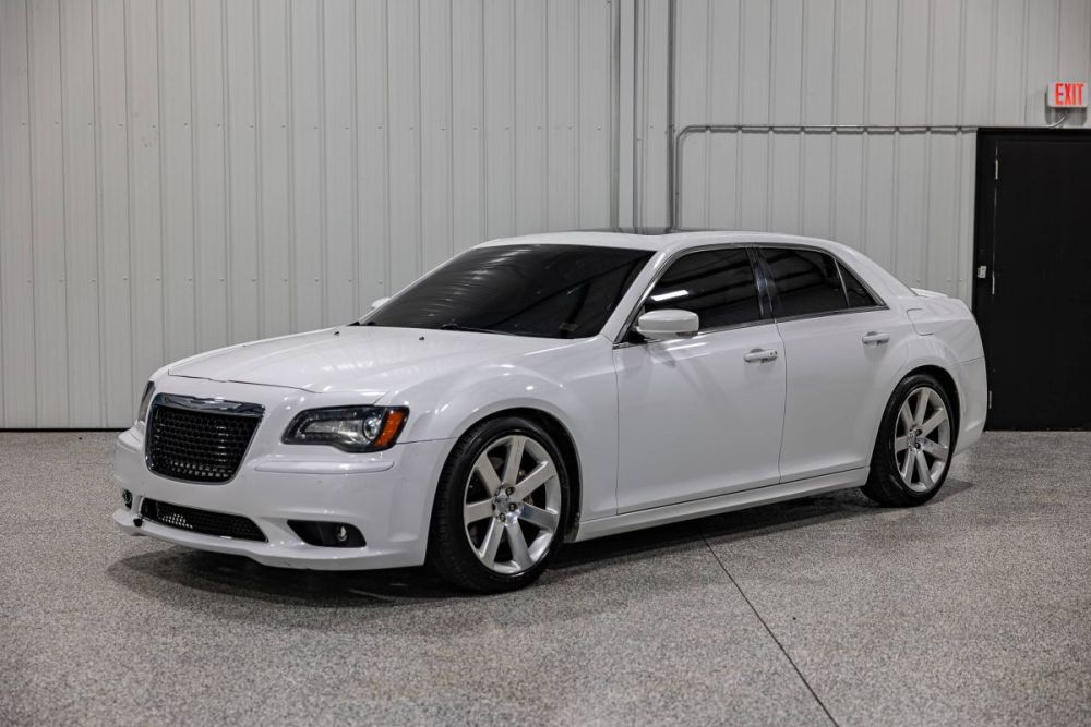 2013 Chrysler 300 SRT8 - photo 1