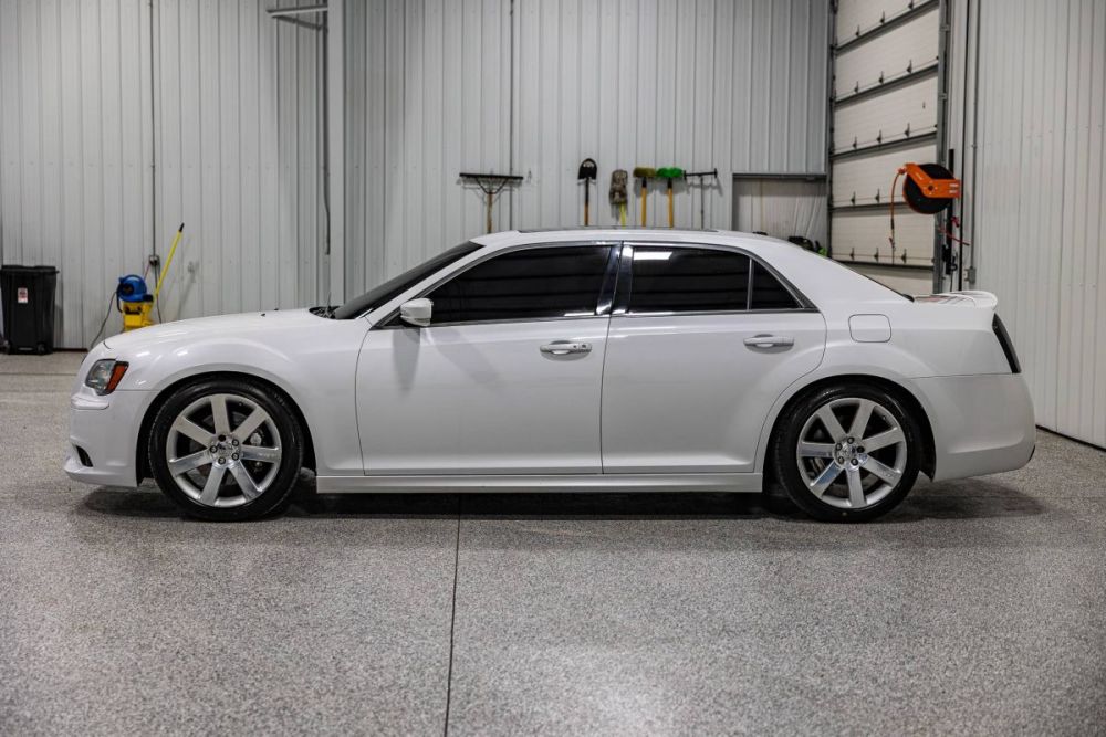 2013 Chrysler 300 SRT8 - photo 2