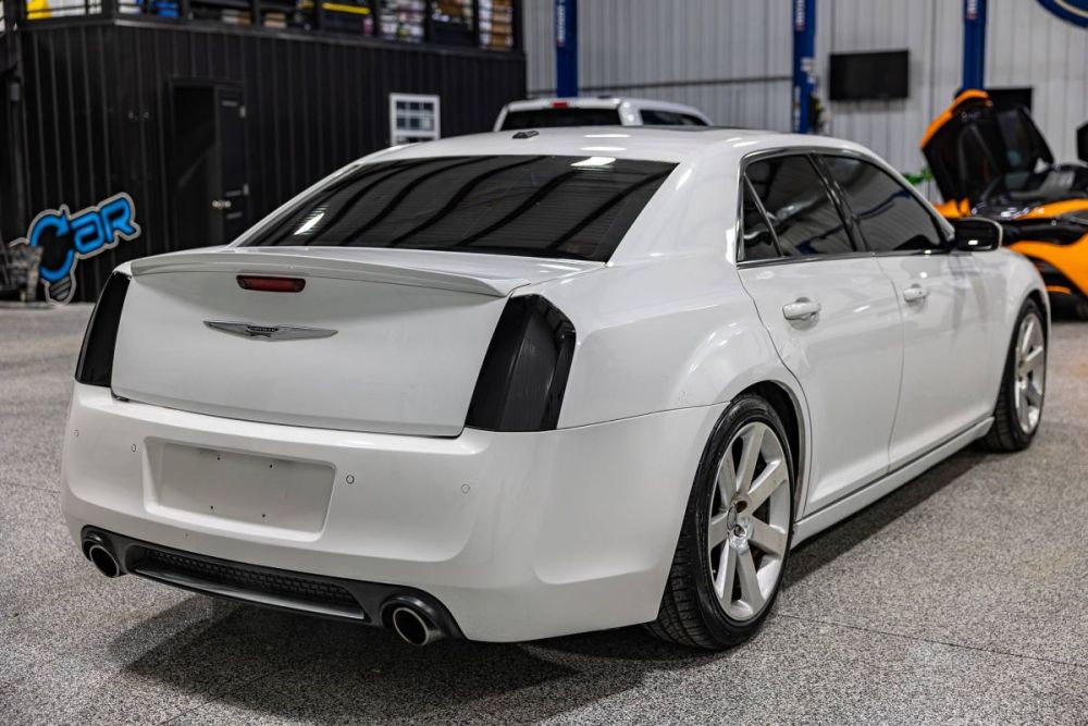 2013 Chrysler 300 SRT8 - photo 5