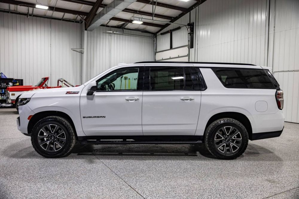 2023 Chevrolet Suburban Z71 4WD - photo 2