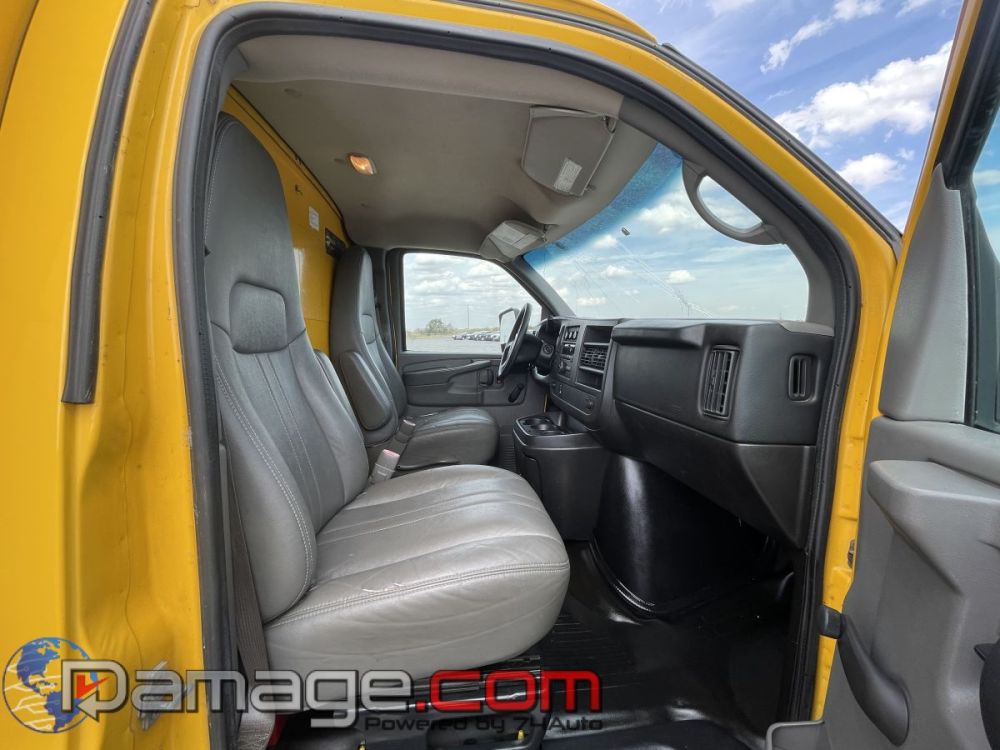 2012 GMC Savana G3500 Box Truck - photo 11