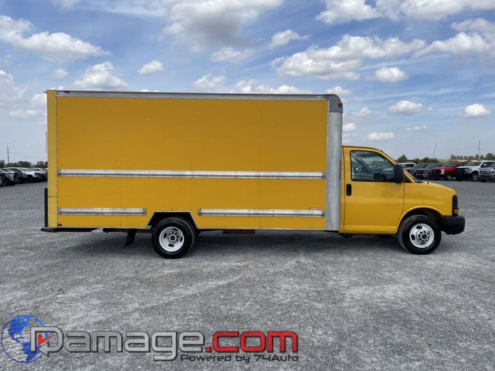 2012 GMC Savana G3500 Box Truck - photo 3