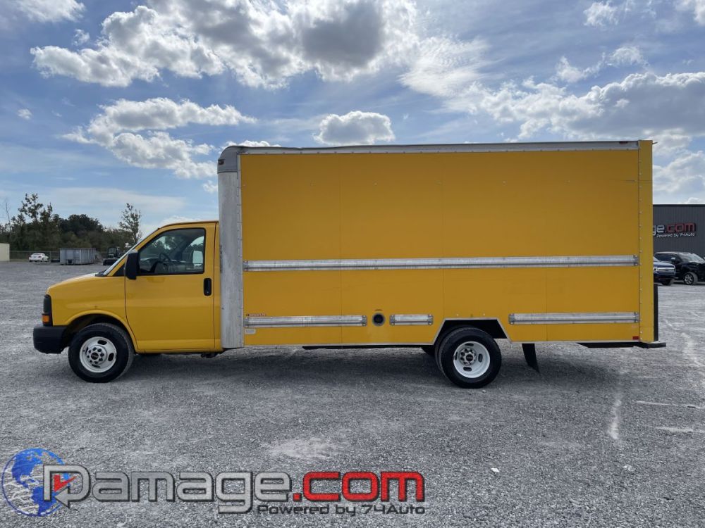 2012 GMC Savana G3500 Box Truck - photo 4