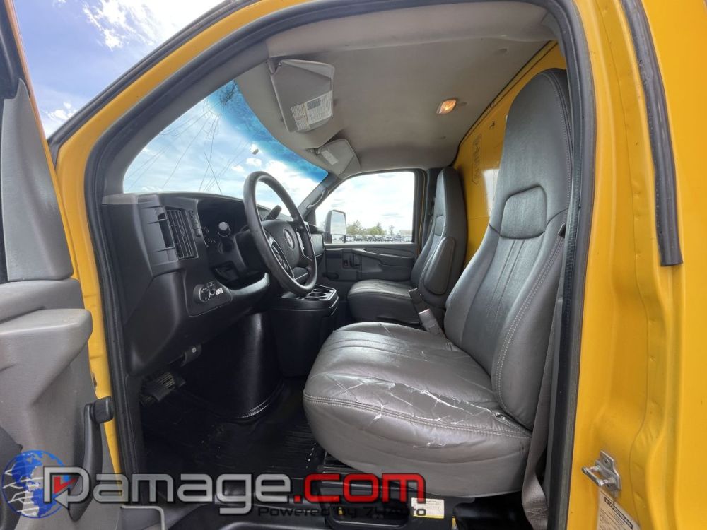 2012 GMC Savana G3500 Box Truck - photo 10