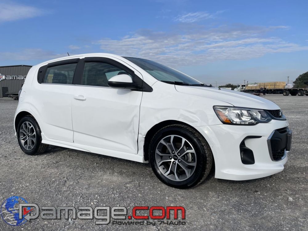 2018 Chevrolet Sonic LT - photo 2