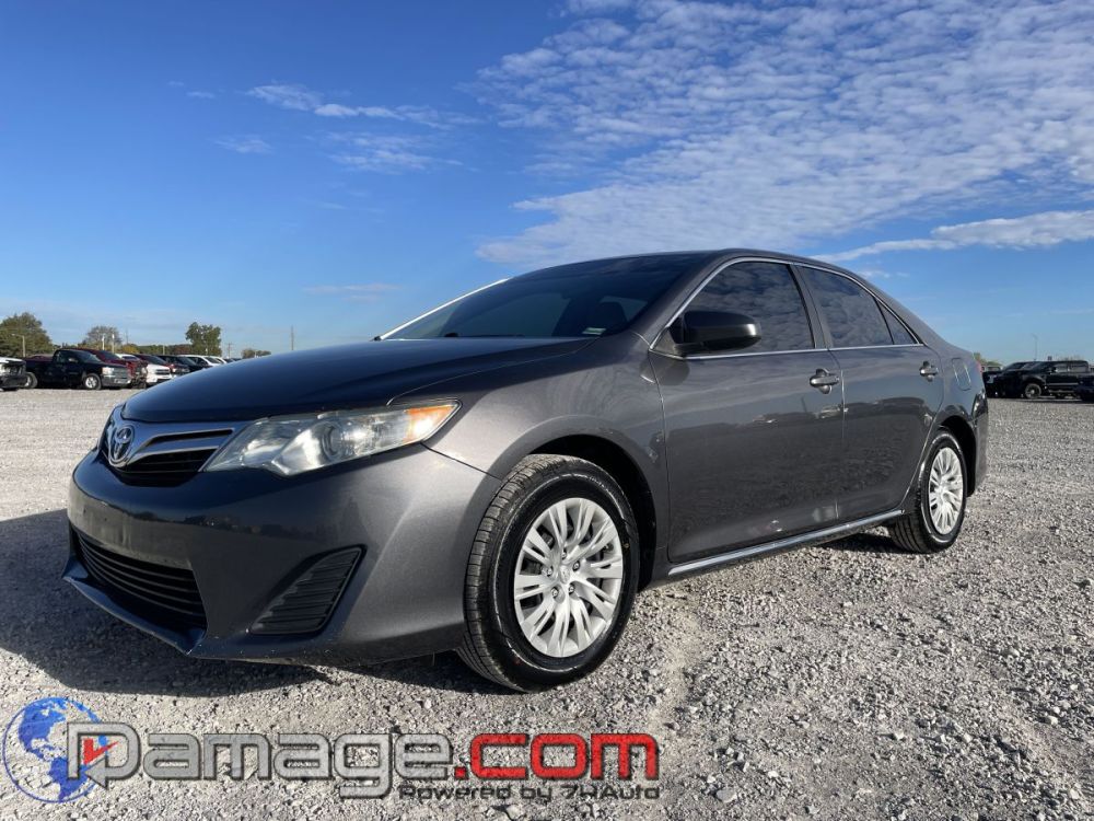 2013 Toyota Camry LE - photo 1
