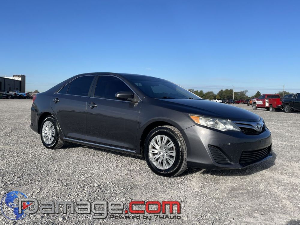 2013 Toyota Camry LE - photo 2