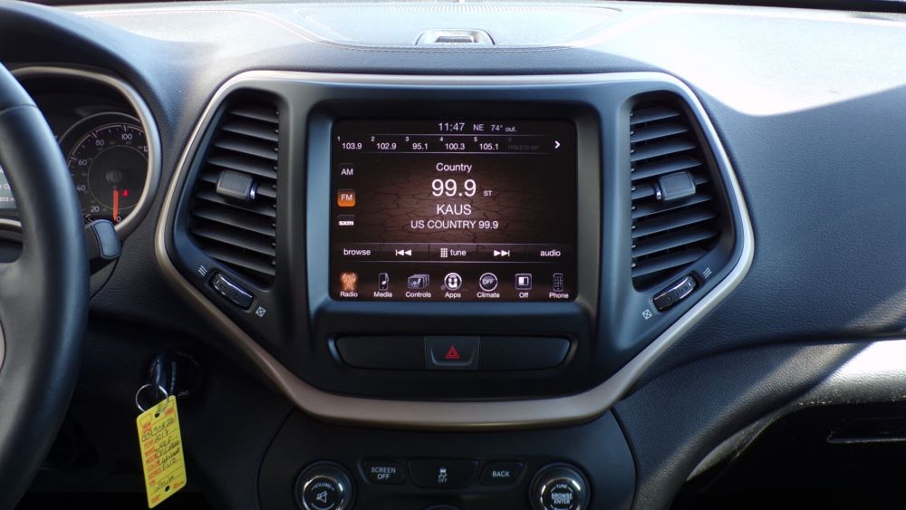 2017 Jeep Cherokee Latitude (FWD) - photo 14
