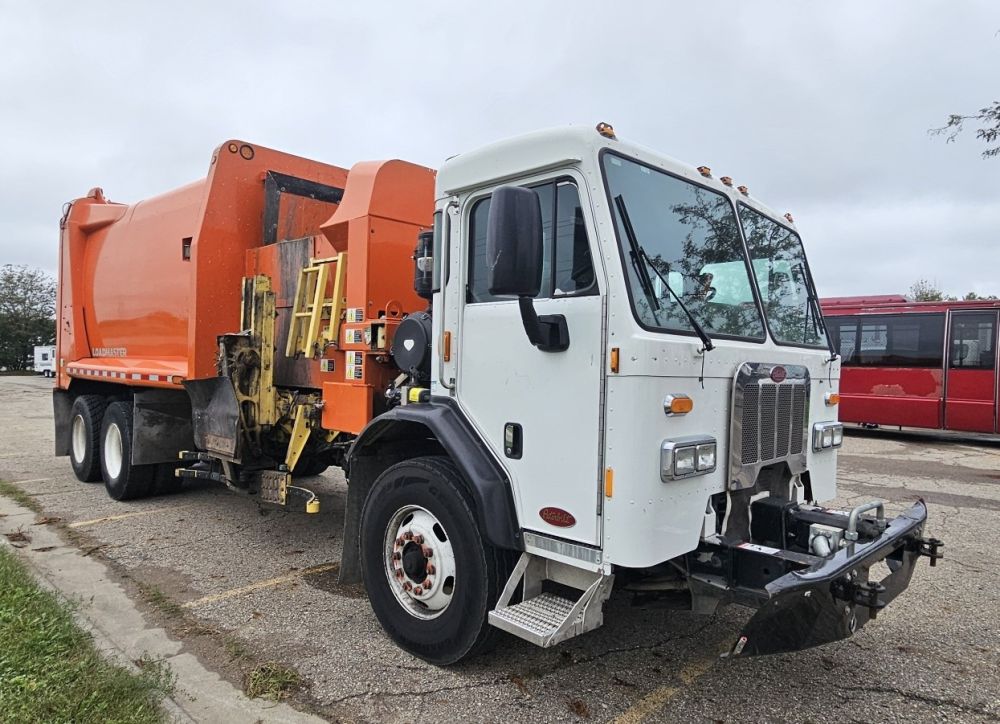 2015 PETERBILT 320 GARBAGE PACKER - photo 1