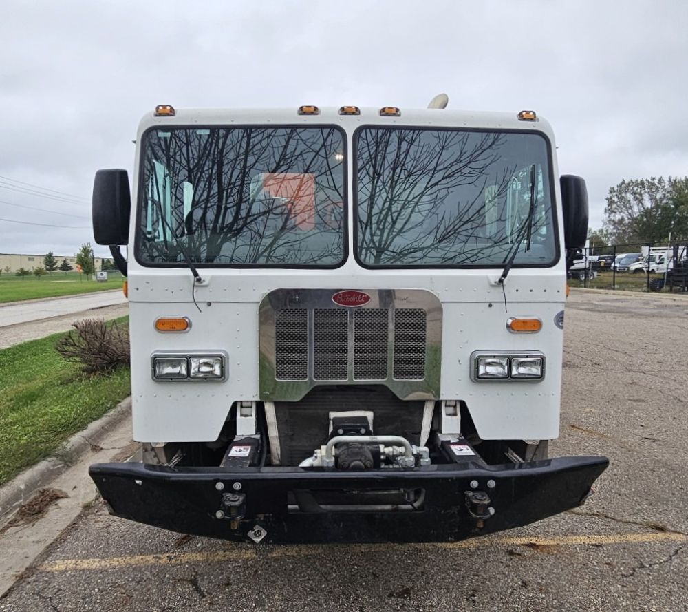 2015 PETERBILT 320 GARBAGE PACKER - photo 2