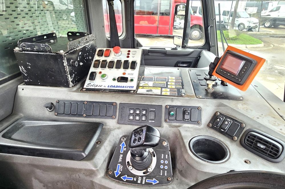 2015 PETERBILT 320 GARBAGE PACKER - photo 12
