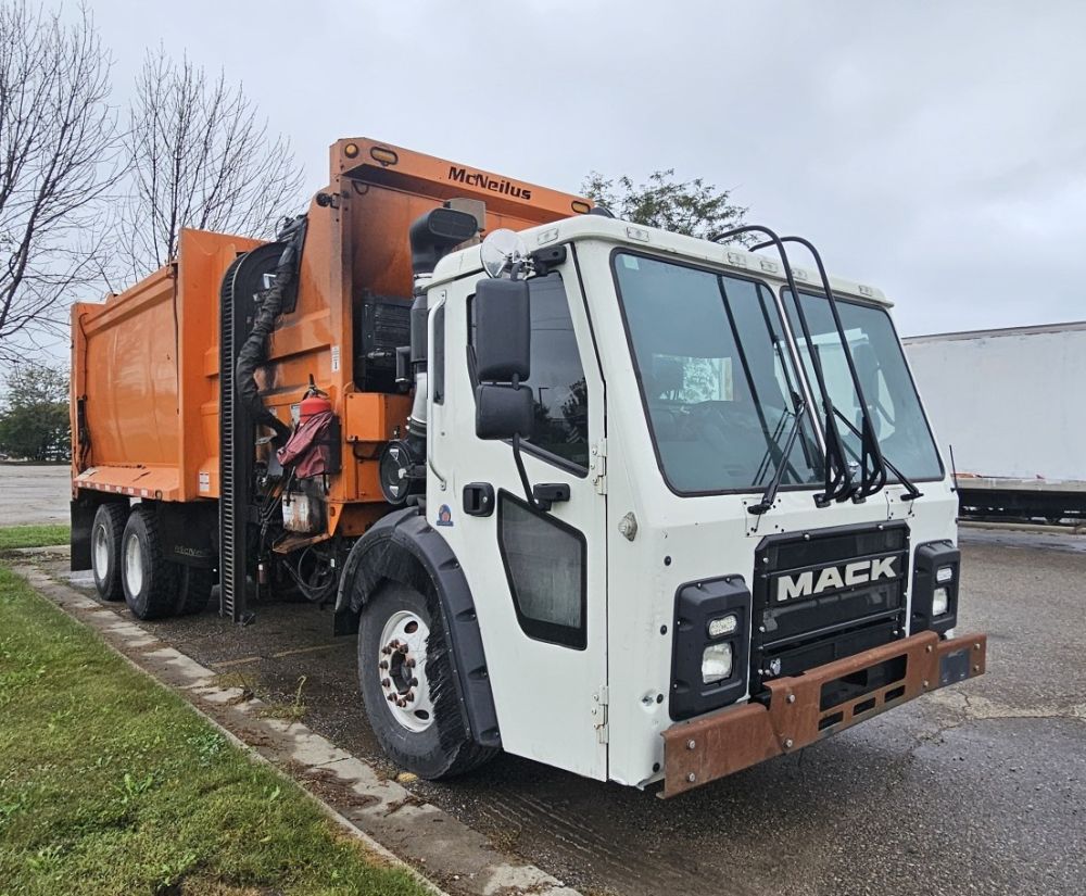 2019 MACK LR64 GARBAGE PACKER - photo 1