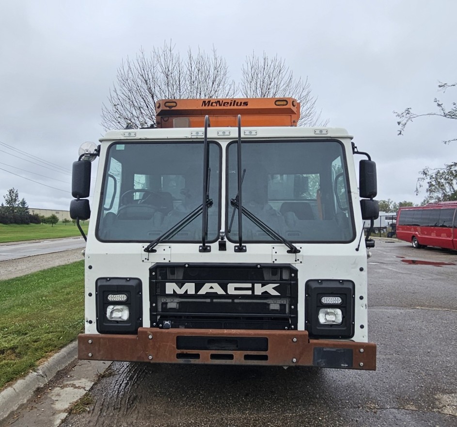 2019 MACK LR64 GARBAGE PACKER - photo 2