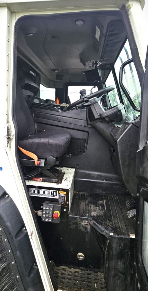 2019 MACK LR64 GARBAGE PACKER - photo 11