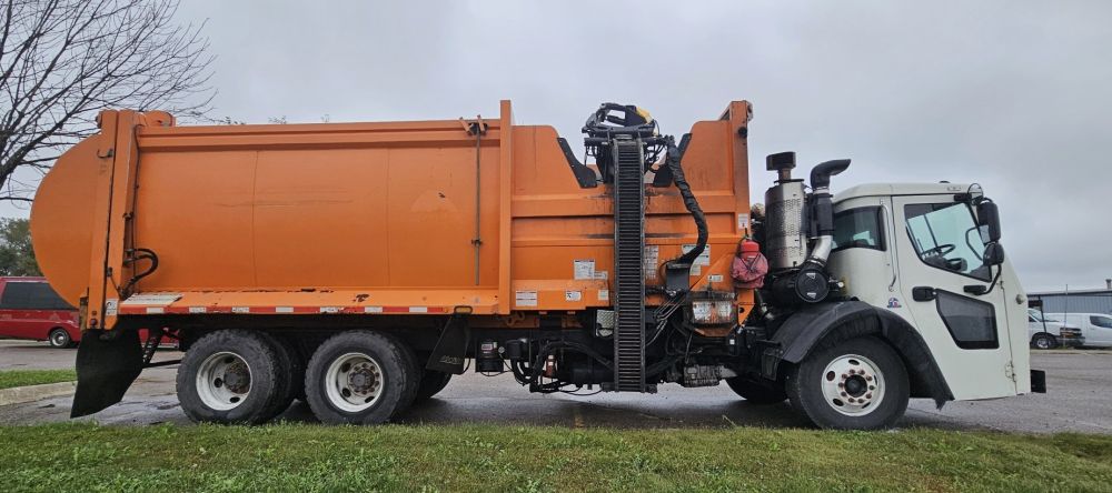 2019 MACK LR64 GARBAGE PACKER - photo 4