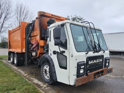 2019 MACK  LR64 GARBAGE PACKER